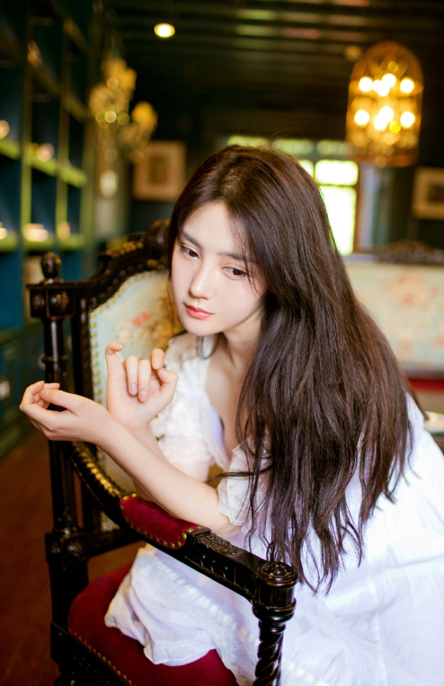 电话里，她哭着说：“亲爱的，我…我怀孕了…三个月了，不过你放心，不是你的，不用你负责。